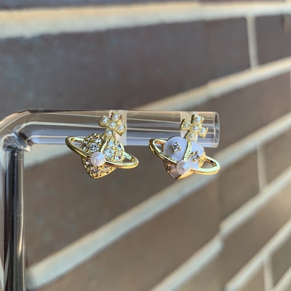 Gold VW White Vintage-Inspired Earrings with Pearl and Crystal Accents - Picture 2 of 13